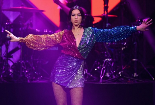 Dua Lipa dan Bebe Rexha Tampil Menghipnotis di iHeartRadio