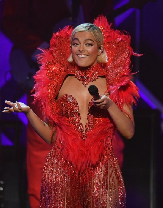 Dua Lipa dan Bebe Rexha Tampil Menghipnotis di iHeartRadio