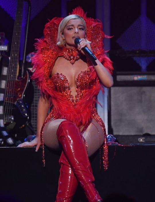 Dua Lipa dan Bebe Rexha Tampil Menghipnotis di iHeartRadio