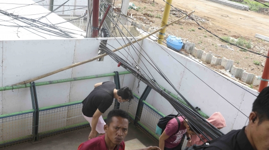 Kabel Semrawut Ancam Keselamatan Pejalan Kaki di JPO Depok