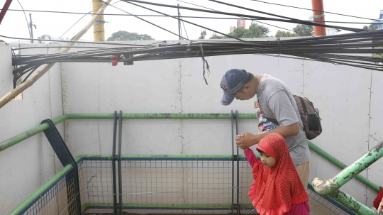 Kabel Semrawut Ancam Keselamatan Pejalan Kaki di JPO Depok