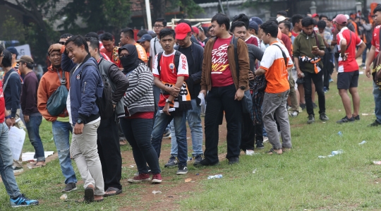 Jakmania Padati Lokasi Penukaran Tiket Persija vs Mitra Kukar