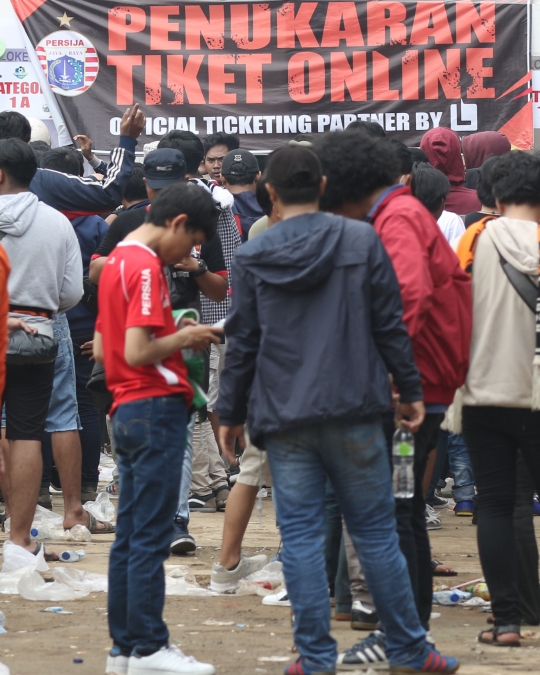 Jakmania Padati Lokasi Penukaran Tiket Persija vs Mitra Kukar