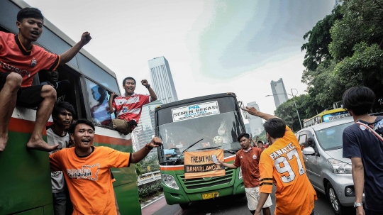 Puluhan Ribu Jakmania Serbu Gelora Bung Karno