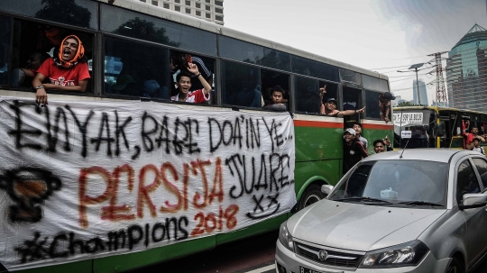 Puluhan Ribu Jakmania Serbu Gelora Bung Karno