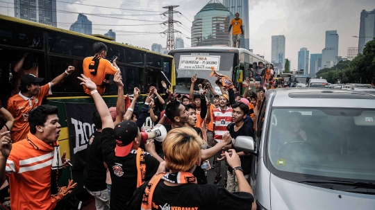 Puluhan Ribu Jakmania Serbu Gelora Bung Karno