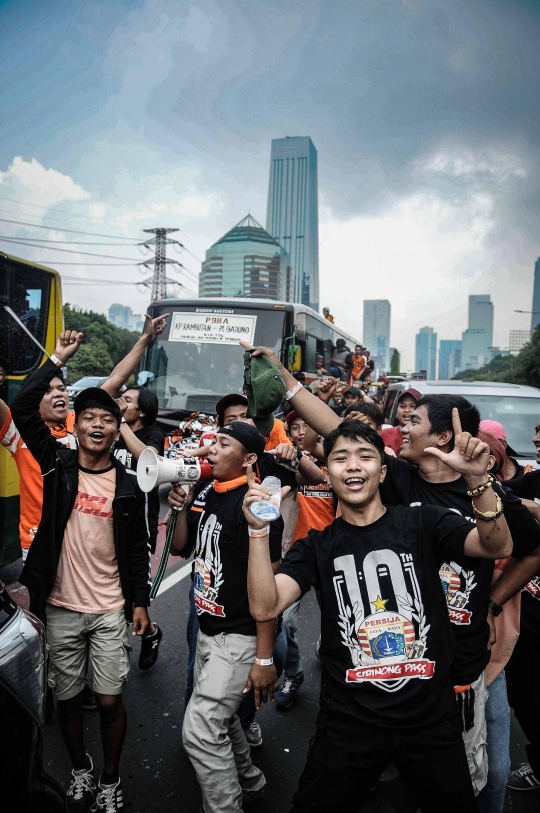 Puluhan Ribu Jakmania Serbu Gelora Bung Karno