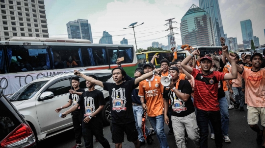 Puluhan Ribu Jakmania Serbu Gelora Bung Karno