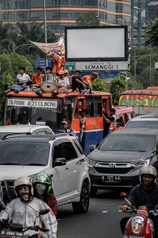 Puluhan Ribu Jakmania Serbu Gelora Bung Karno
