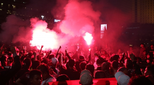 Rayakan Gelar Juara, Suporter Persija Berpesta di Bundaran Hotel Indonesia