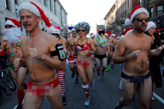 Ratusan Orang di Boston Ikuti Lomba Santa Speedo Run ke-18 Jelang Natal