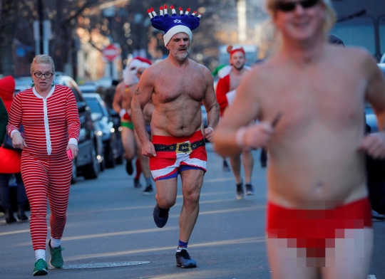 Ratusan Orang di Boston Ikuti Lomba Santa Speedo Run ke-18 Jelang Natal