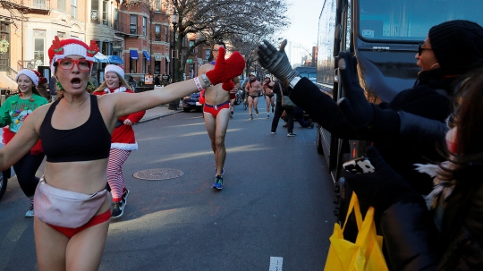 Ratusan Orang di Boston Ikuti Lomba Santa Speedo Run ke-18 Jelang Natal