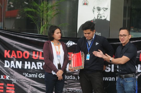 Hari Anti Korupsi Sedunia, BEM KM Universitas Gadjah Mada Berikan Kado ke KPK