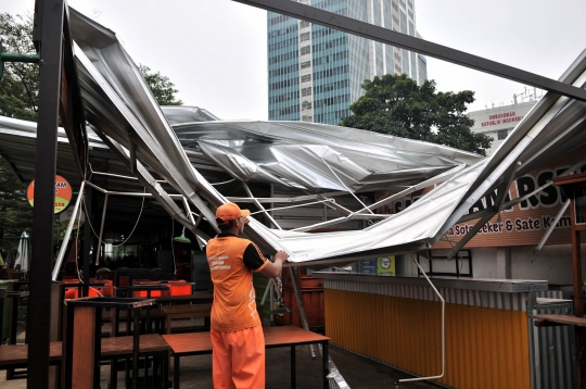 Angin Kencang Robohkan Atap Kios Rasuna Garden Food Street
