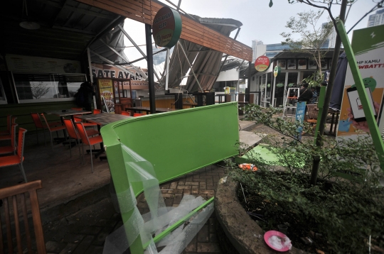 Angin Kencang Robohkan Atap Kios Rasuna Garden Food Street