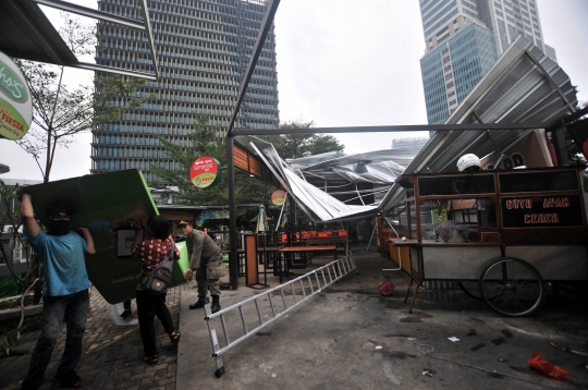 Angin Kencang Robohkan Atap Kios Rasuna Garden Food Street