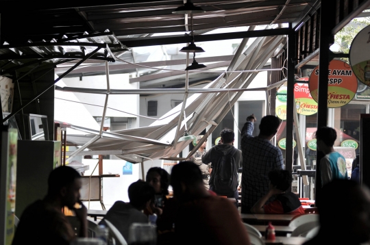 Angin Kencang Robohkan Atap Kios Rasuna Garden Food Street