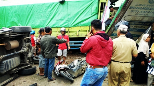 Tragis, Truk Hantam 10 Motor dan 5 Mobil di Bumiayu