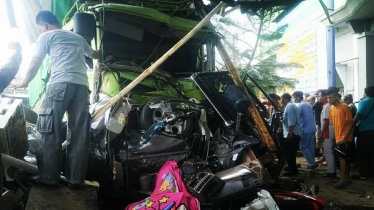 Tragis, Truk Hantam 10 Motor dan 5 Mobil di Bumiayu