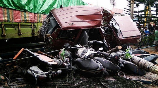 Tragis, Truk Hantam 10 Motor dan 5 Mobil di Bumiayu