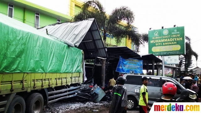  Foto  Tragis Truk  Hantam 10 Motor dan 5 Mobil  di Bumiayu 