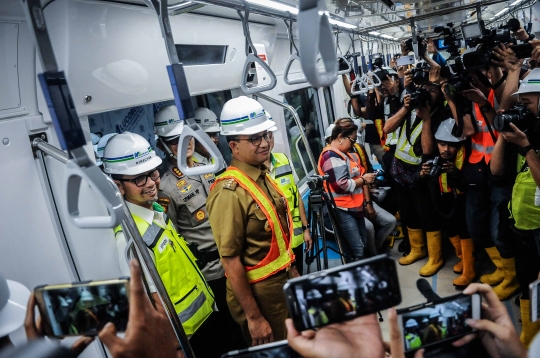 Gaya Anies Baswedan Naik Kereta MRT di Stasiun Bundaran HI