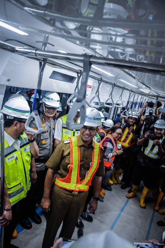 Gaya Anies Baswedan Naik Kereta MRT di Stasiun Bundaran HI