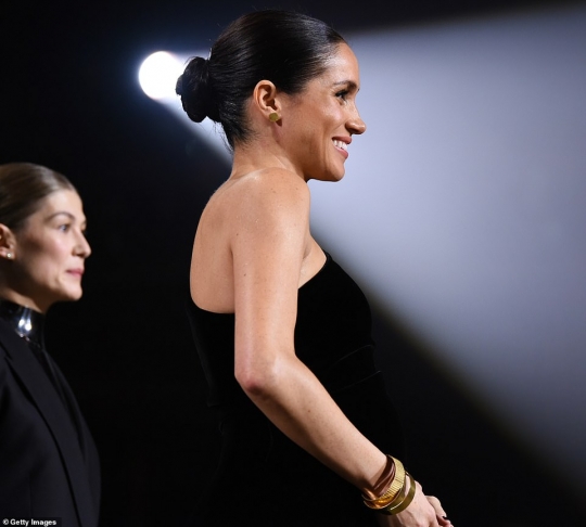 Pamer Perut, Meghan Markle Memesona dengan Gaun Hitam di British Fashion Awards 2018