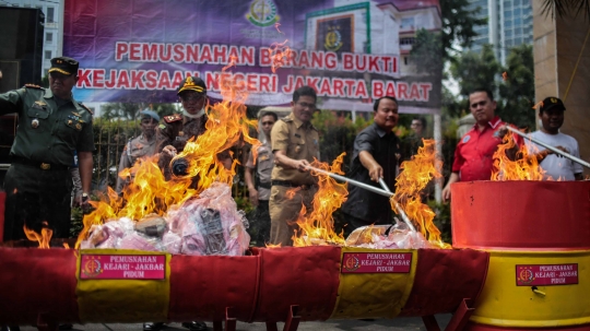 Kejari Jakarta Barat Musnahkan Barang Bukti Kasus Pidana Umum