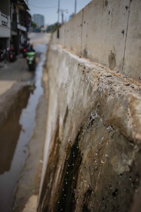 Penampakan Tanggul Pengaman Pantai di Muara Baru yang Bocor