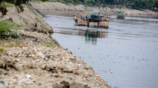 Antisipasi Pendangkalan, Waduk Pluit Rutin Dikeruk