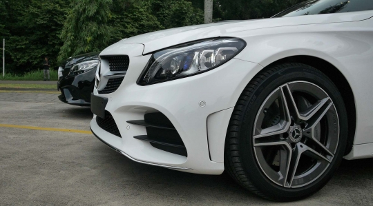 Mewahnya Mercedes Benz C 300 AMG Line dan C 200 EQ Boost