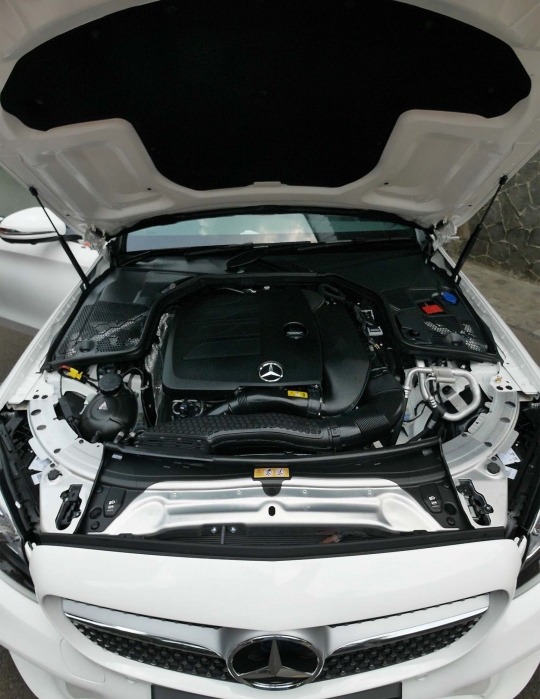Mewahnya Mercedes Benz C 300 AMG Line dan C 200 EQ Boost