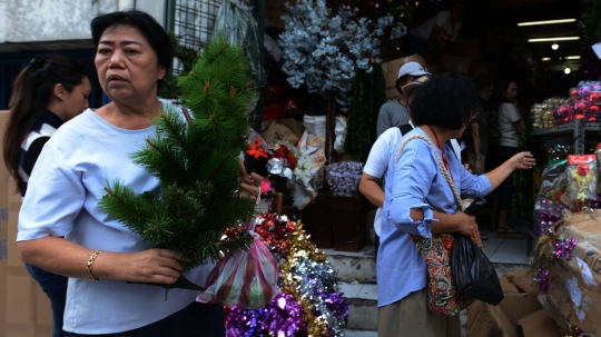 Mencari Pernak-pernik Natal di Pasar Asemka