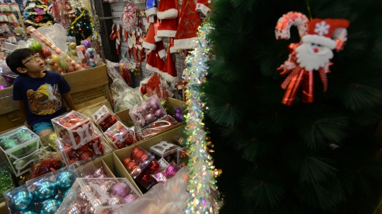 Mencari Pernak-pernik Natal di Pasar Asemka