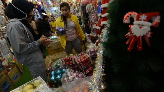 Mencari Pernak-pernik Natal di Pasar Asemka