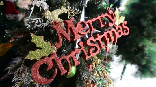 Mencari Pernak-pernik Natal di Pasar Asemka