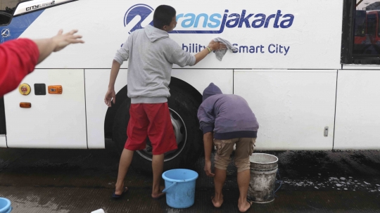 Jakmania Cuci Bus Transjakarta Karena Aksi Vandalisme