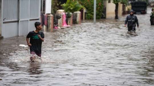 Banjir 40 Centimeter Rendam Jalan Pd Karya
