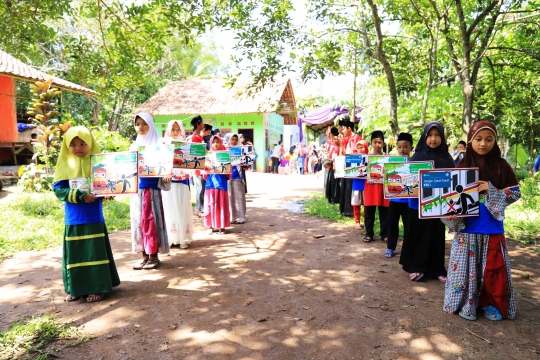 Keceriaan Anak-Anak di Taman Baca Kereta Commuter Indonesia