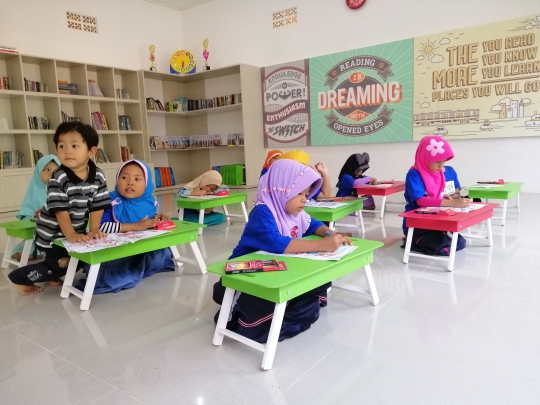 Keceriaan Anak-Anak di Taman Baca Kereta Commuter Indonesia