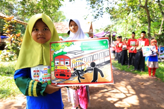 Keceriaan Anak-Anak di Taman Baca Kereta Commuter Indonesia