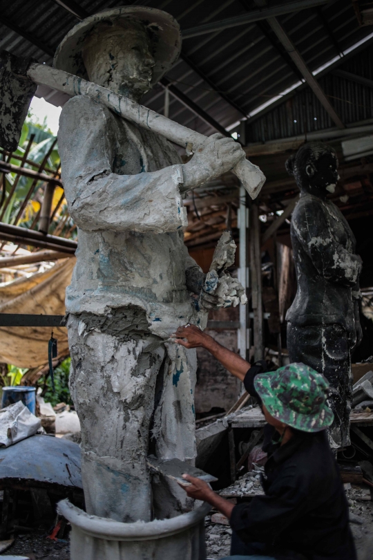 Geliat Perajin Patung di Pondok Gede