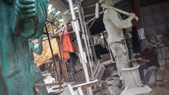 Geliat Perajin Patung di Pondok Gede