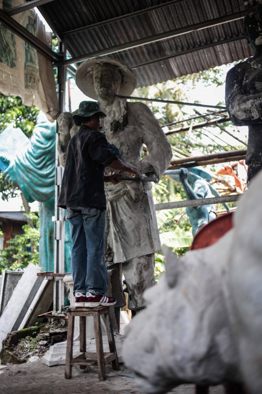 Geliat Perajin Patung di Pondok Gede
