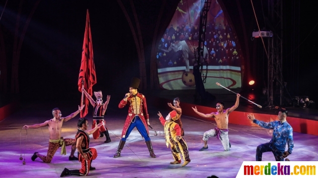 Foto : Menyaksikan Pertunjukan Sirkus The Great 50 Show di 