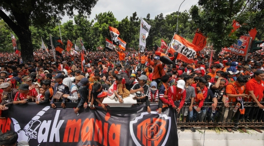 Suasana Ribuan Jakmania Serbu Balai Kota