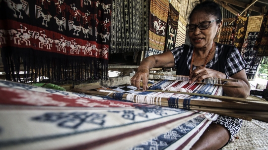 Menengok Pembuatan Kain Tenun Sumba di Desa Adat Prailiu