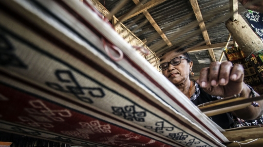 Menengok Pembuatan Kain Tenun Sumba di Desa Adat Prailiu